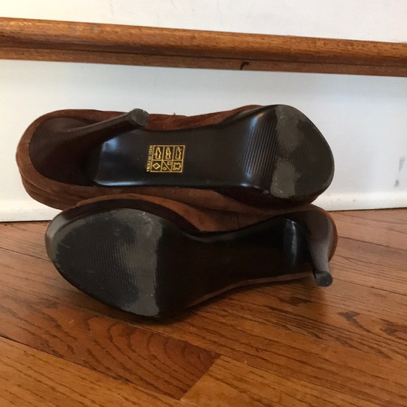 High heel suede bootie, lace up with kilt. - Picture 5 of 5